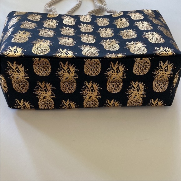 Jumbo Black & Gold Foil Pineapple Beach Tote - Picture 5 of 10